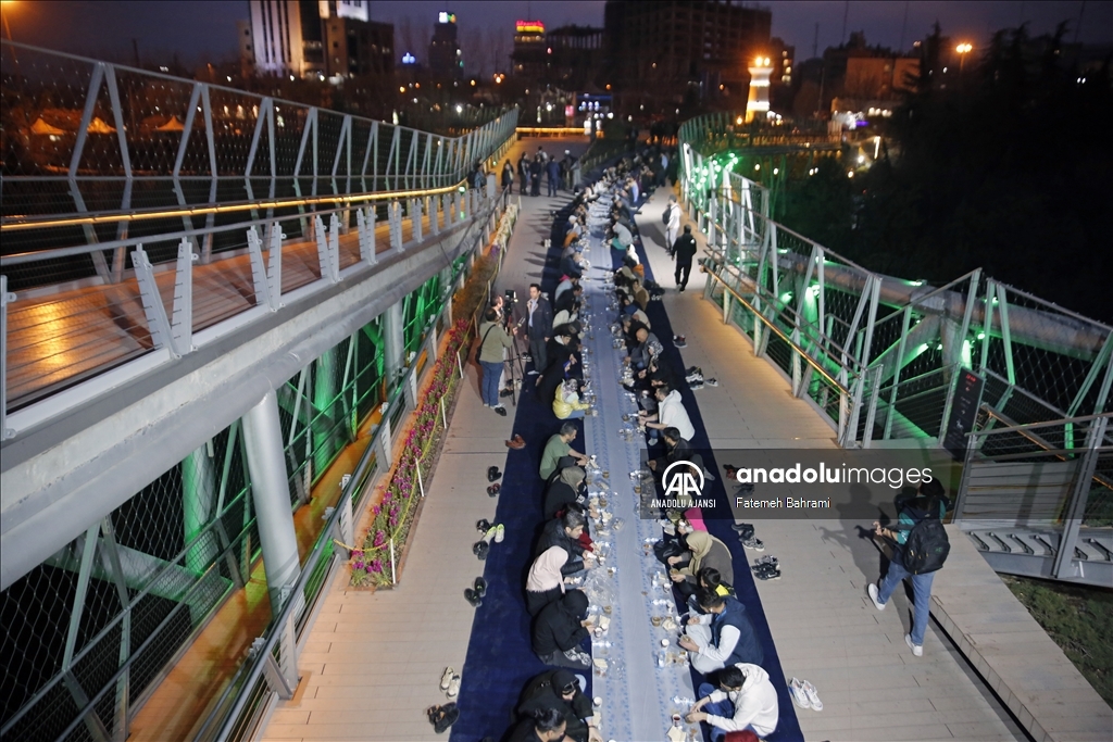 Tahran'daki Tabiat Köprüsü'nde toplu iftar