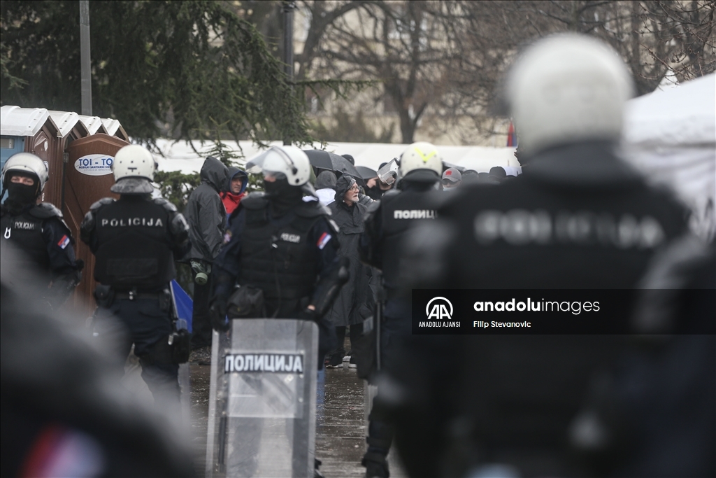 Sırbistan'da bugünkü gösteri öncesi binlerce öğrenci başkent Belgrad'da toplandı