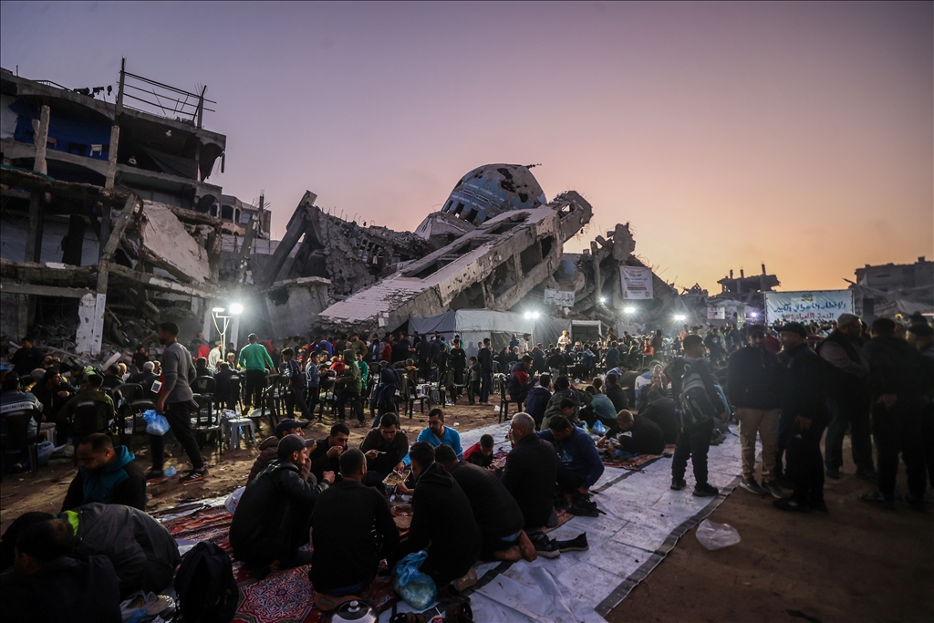 Gazze’de yıkıntılar arasında toplu iftar