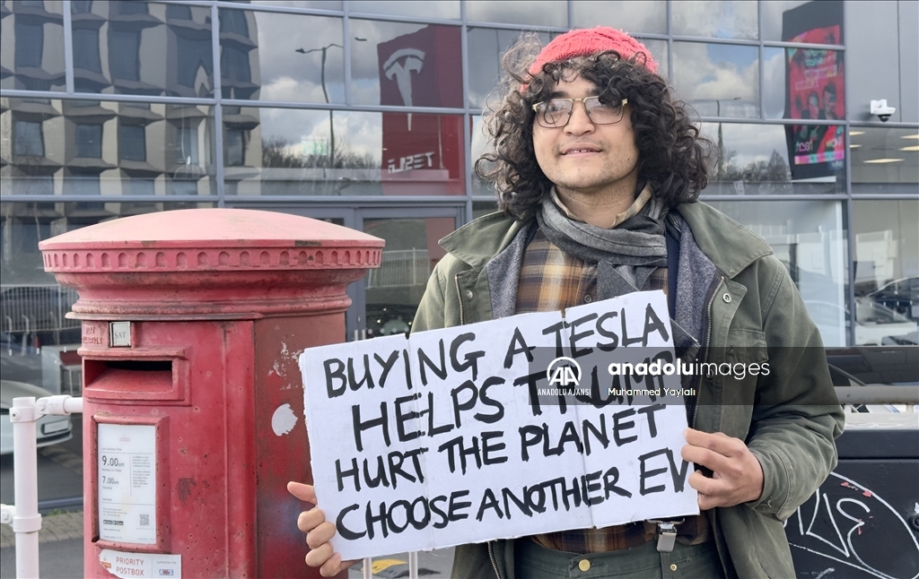 Londra’da Tesla bayisi önünde protesto düzenlendi