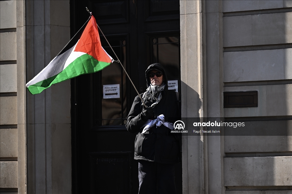 Londra'da on binlerce kişi Filistin'e destek için yürüdü  