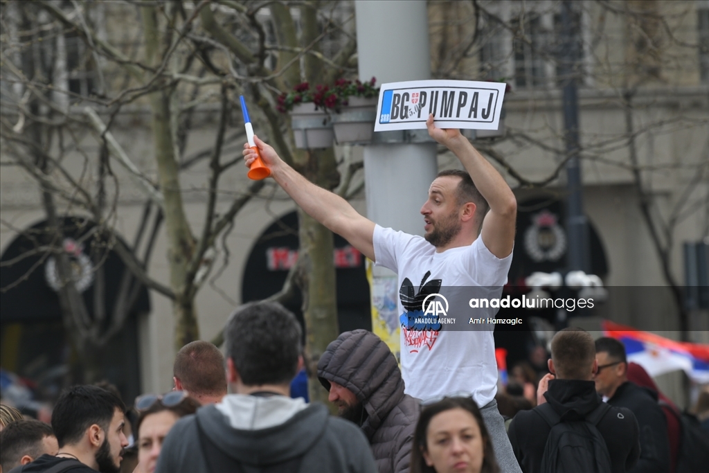 Učesnici protesta okupljaju se na Trgu republike u Beogradu 