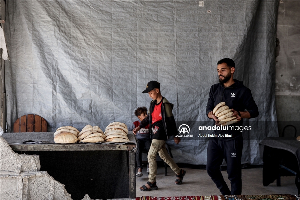 Beyt Lahiya'da odun ateşiyle çalışan fırın, kısıtlı imkanlarla ekmek üretimini sürdürüyor