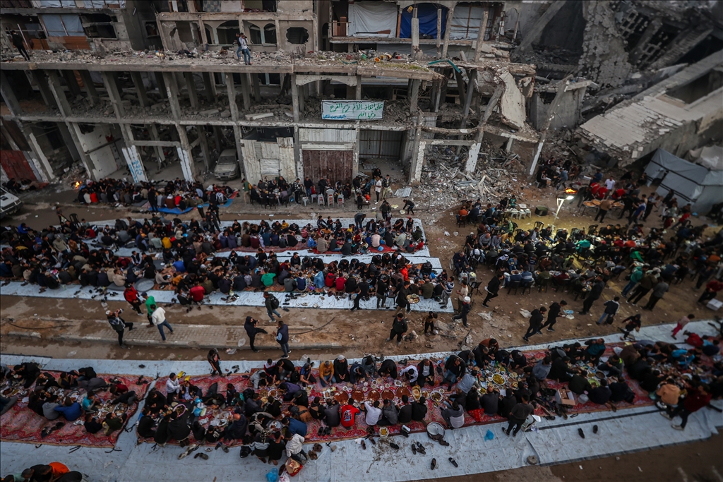 Gazze’de yıkıntılar arasında toplu iftar