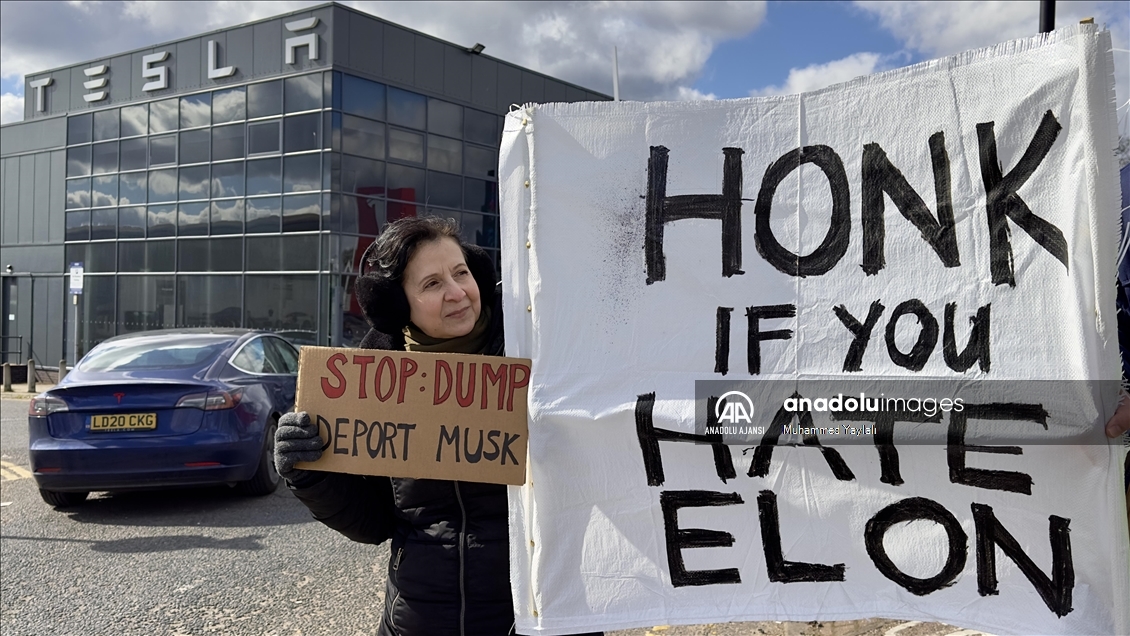 Londra’da Tesla bayisi önünde protesto düzenlendi