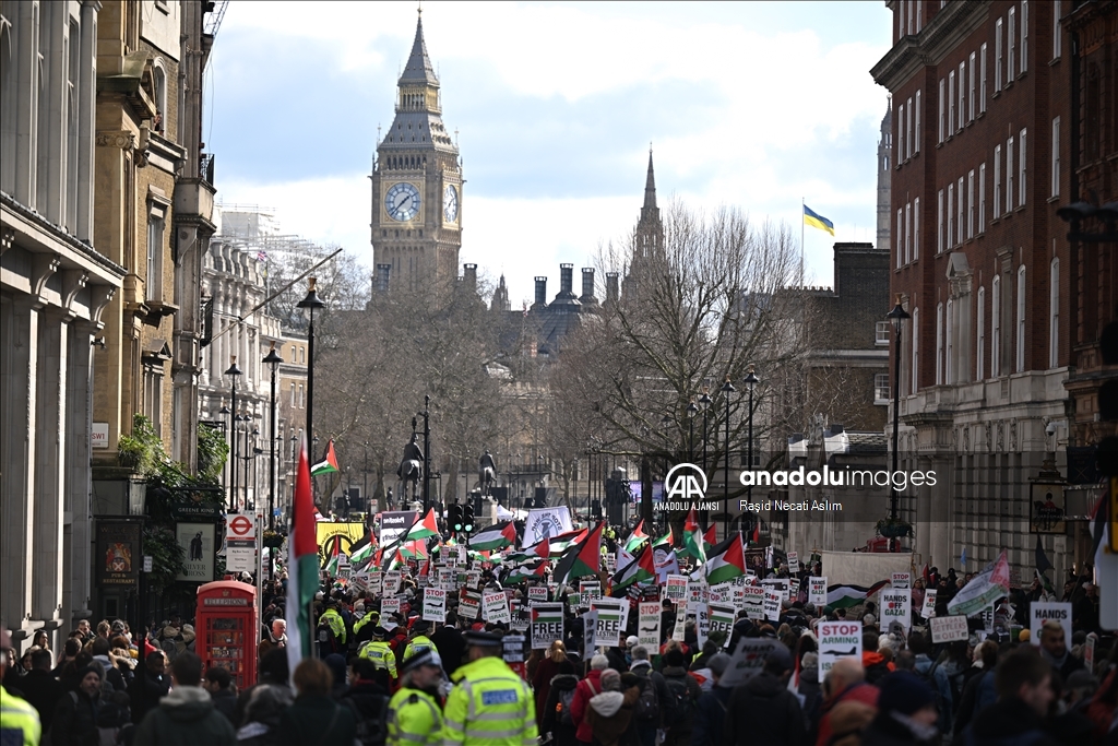 Londra'da on binlerce kişi Filistin'e destek için yürüdü  