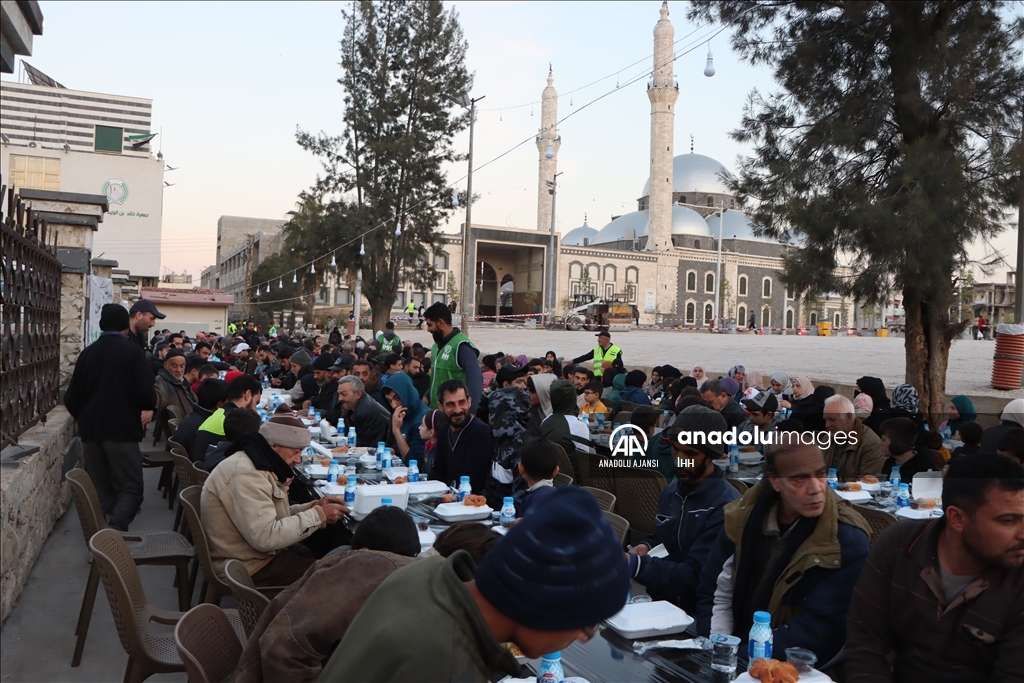 İHH, Humus'ta her gün 1500 kişiye iftar veriyor