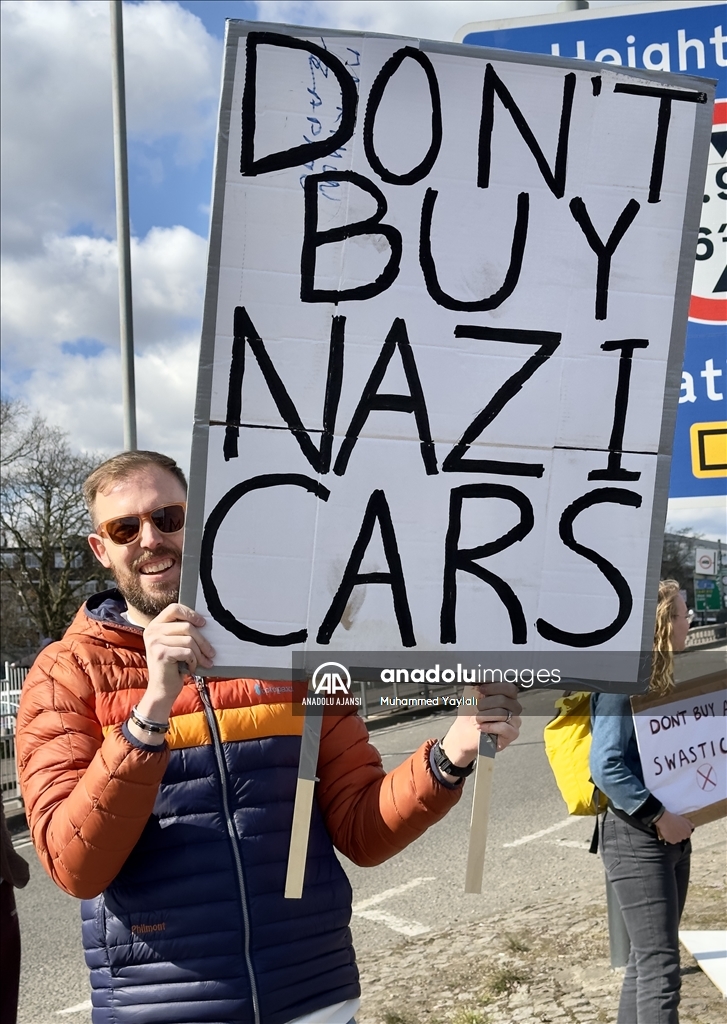 Londra’da Tesla bayisi önünde protesto düzenlendi