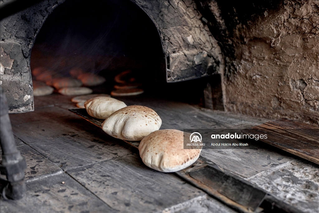 Beyt Lahiya'da odun ateşiyle çalışan fırın, kısıtlı imkanlarla ekmek üretimini sürdürüyor