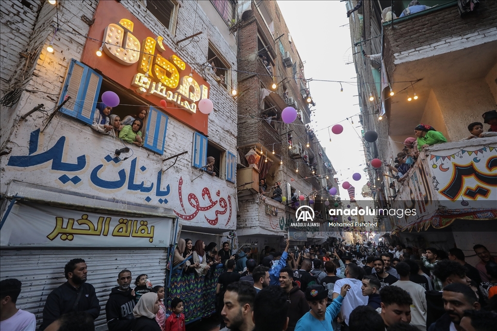 Mısır'da binlerce kişi, "en büyük iftar sofrası"nda bir araya geldi