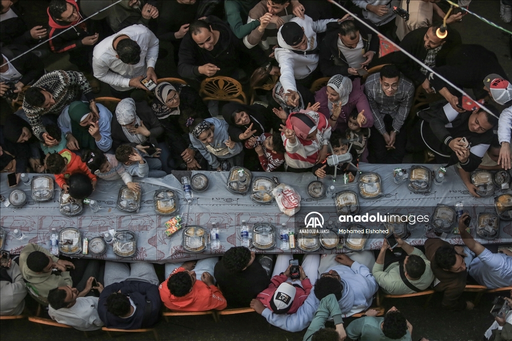 Mısır'da binlerce kişi, "en büyük iftar sofrası"nda bir araya geldi