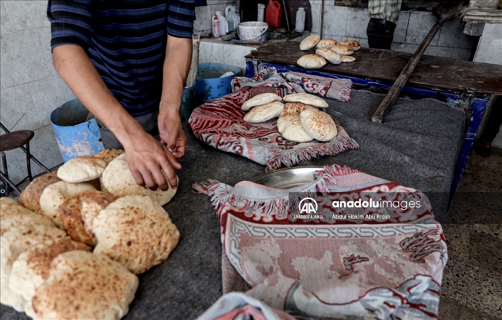 Beyt Lahiya'da odun ateşiyle çalışan fırın, kısıtlı imkanlarla ekmek üretimini sürdürüyor