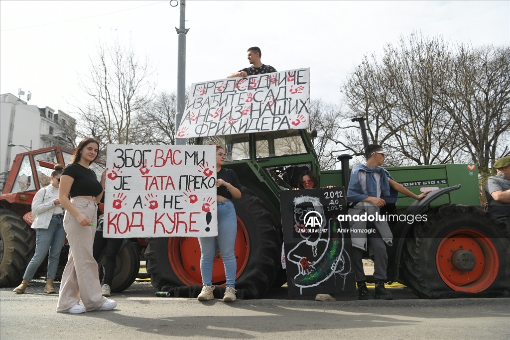 Učesnici protesta okupljaju se pred Skupštinom Srbije u Beogradu 