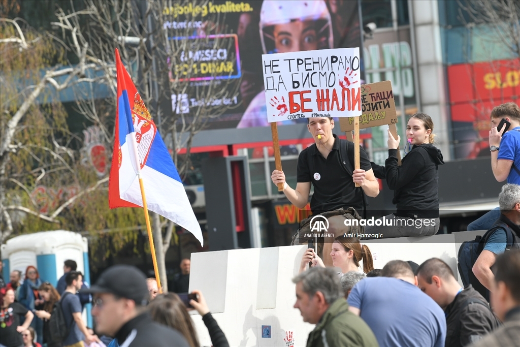 Učesnici protesta okupljaju se na Trgu republike u Beogradu 