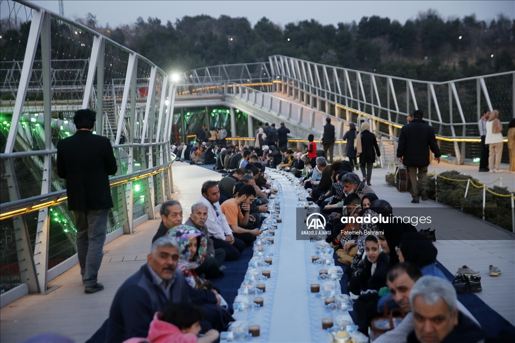 Tahran'daki Tabiat Köprüsü'nde toplu iftar