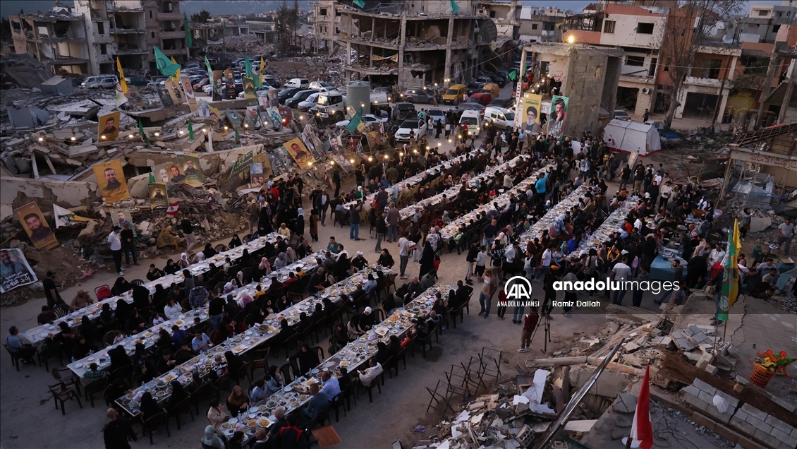 İsrail saldırılarında büyük yıkıma uğrayan Lübnan'ın Hıyam beldesinde toplu iftar