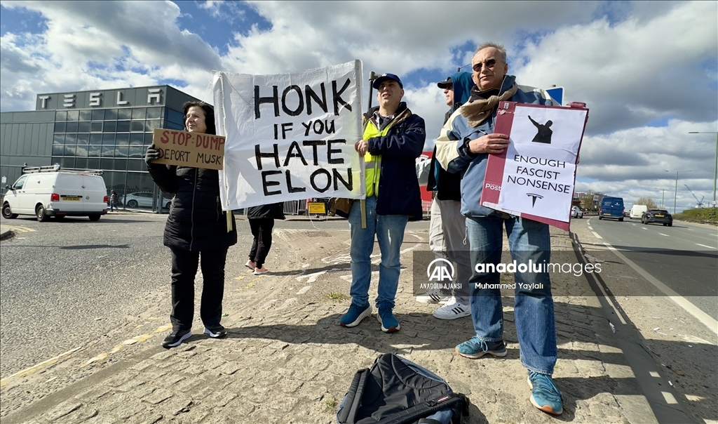 Londra’da Tesla bayisi önünde protesto düzenlendi