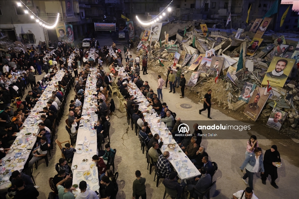 İsrail saldırılarında büyük yıkıma uğrayan Lübnan'ın Hıyam beldesinde toplu iftar