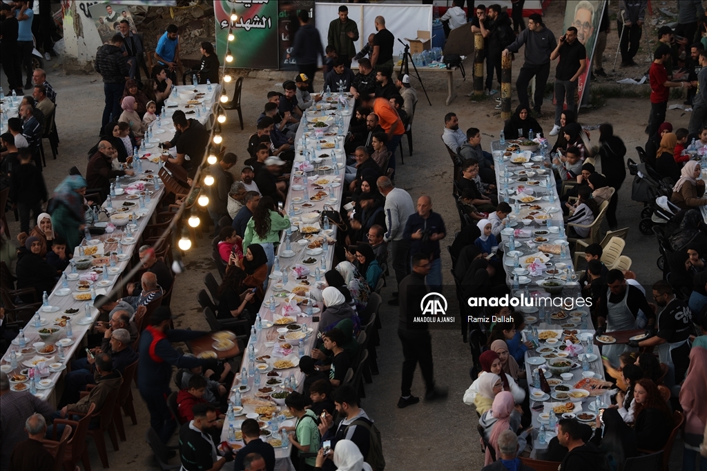 İsrail saldırılarında büyük yıkıma uğrayan Lübnan'ın Hıyam beldesinde toplu iftar