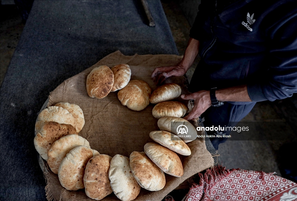 Beyt Lahiya'da odun ateşiyle çalışan fırın, kısıtlı imkanlarla ekmek üretimini sürdürüyor
