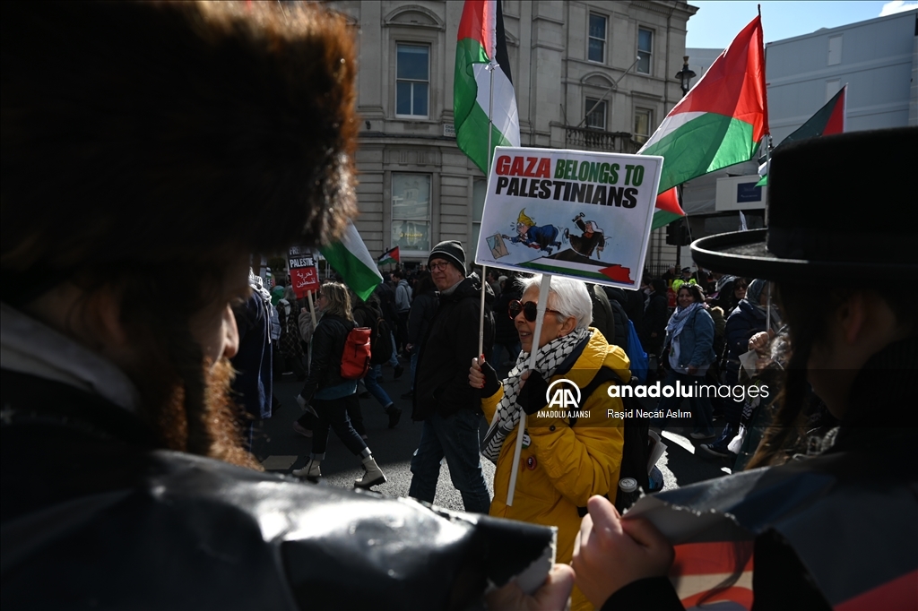 Londra'da on binlerce kişi Filistin'e destek için yürüdü  