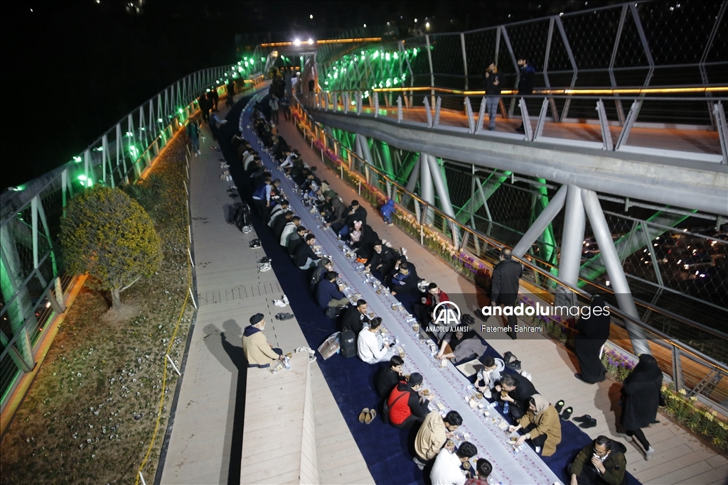 Tahran'daki Tabiat Köprüsü'nde toplu iftar