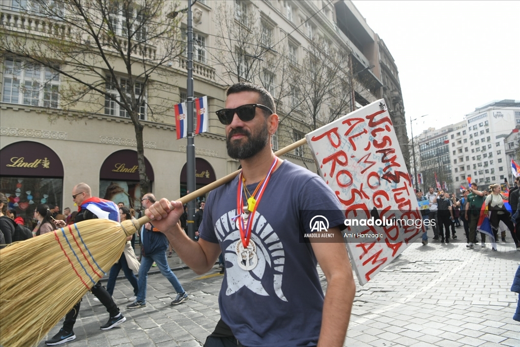 Učesnici protesta okupljaju se na Trgu republike u Beogradu 