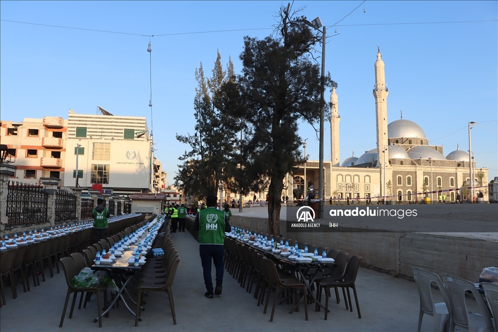 "الإغاثة الإنسانية" التركية توزع الإفطار على 1500 سوري بحمص يوميا