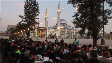 İHH, Humus'ta her gün 1500 kişiye iftar veriyor