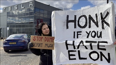 Londra’da Tesla bayisi önünde protesto düzenlendi