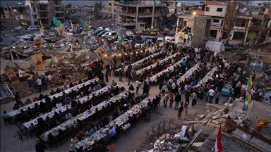 İsrail saldırılarında büyük yıkıma uğrayan Lübnan'ın Hıyam beldesinde toplu iftar