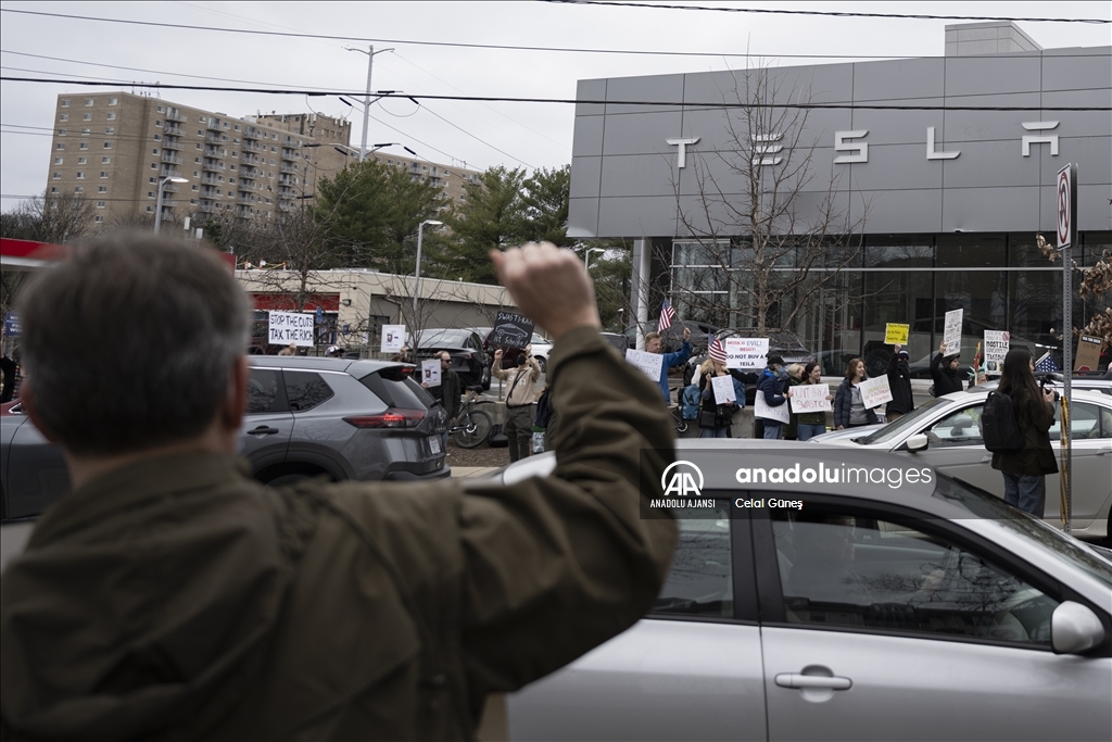 Virginia’da Tesla bayisi önünde protesto düzenlendi  