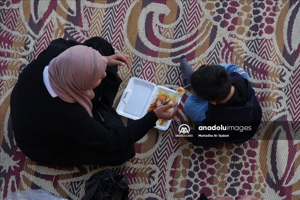 Irak'ta Abldulkadir Geylani Külliyesi'nde iftar