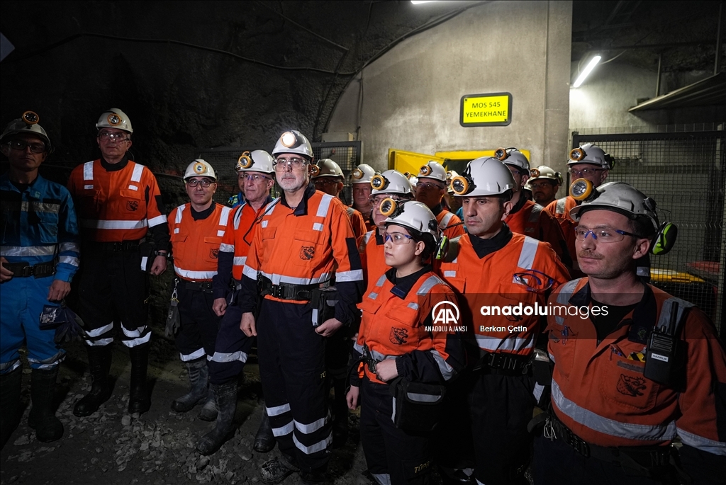 Bakan Işıkhan, İzmir'de maden işçileriyle sahurda bir araya geldi