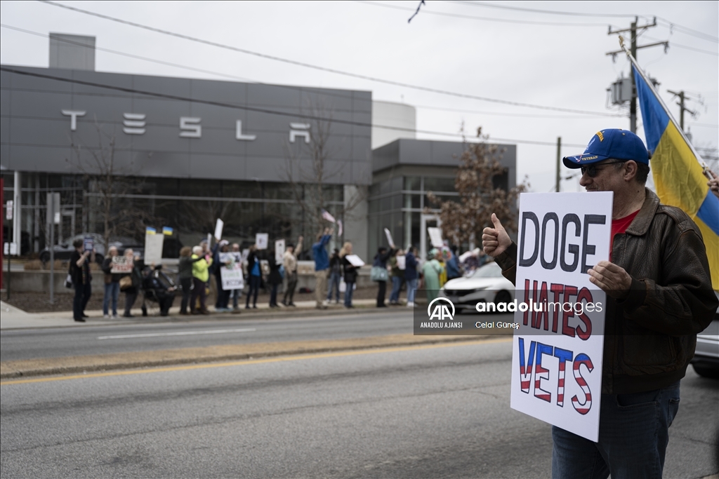 Virginia’da Tesla bayisi önünde protesto düzenlendi  