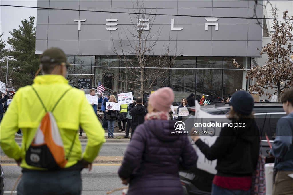 Virginia’da Tesla bayisi önünde protesto düzenlendi  