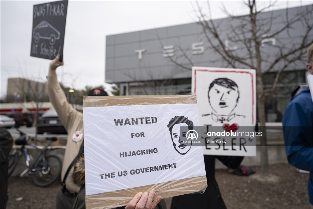 Virginia’da Tesla bayisi önünde protesto düzenlendi  