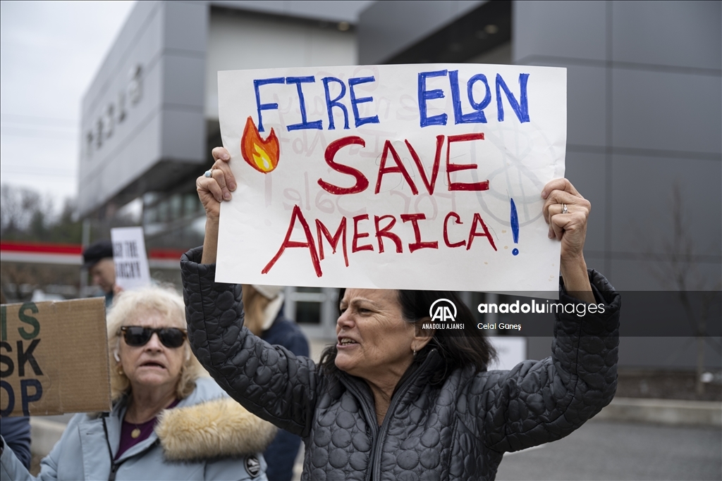 Virginia’da Tesla bayisi önünde protesto düzenlendi  