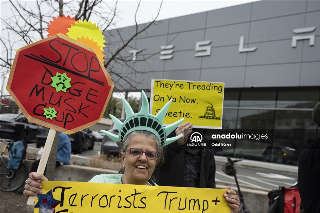 Virginia’da Tesla bayisi önünde protesto düzenlendi  