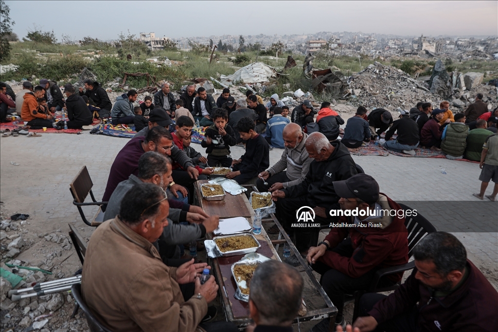 Gazze’de yıkıntılar arasında toplu iftar