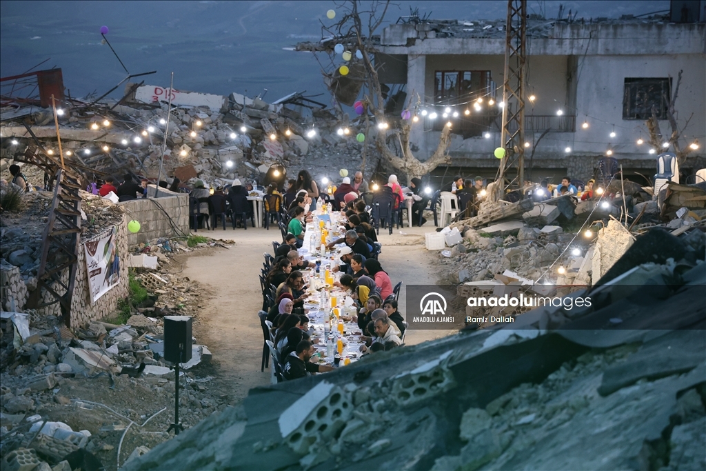 Lübnanlılar, İsrail saldırılarında yıkılan evlerinin enkazı arasında toplu iftarda buluştu