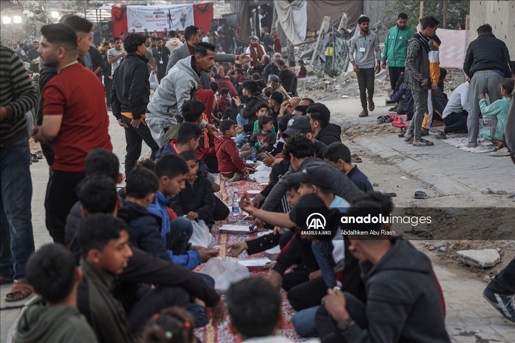 Gazze’de yıkıntılar arasında toplu iftar