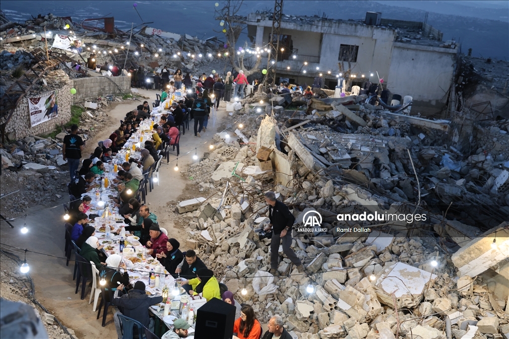 Lübnanlılar, İsrail saldırılarında yıkılan evlerinin enkazı arasında toplu iftarda buluştu