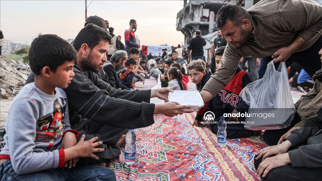 Gazze’de yıkıntılar arasında toplu iftar