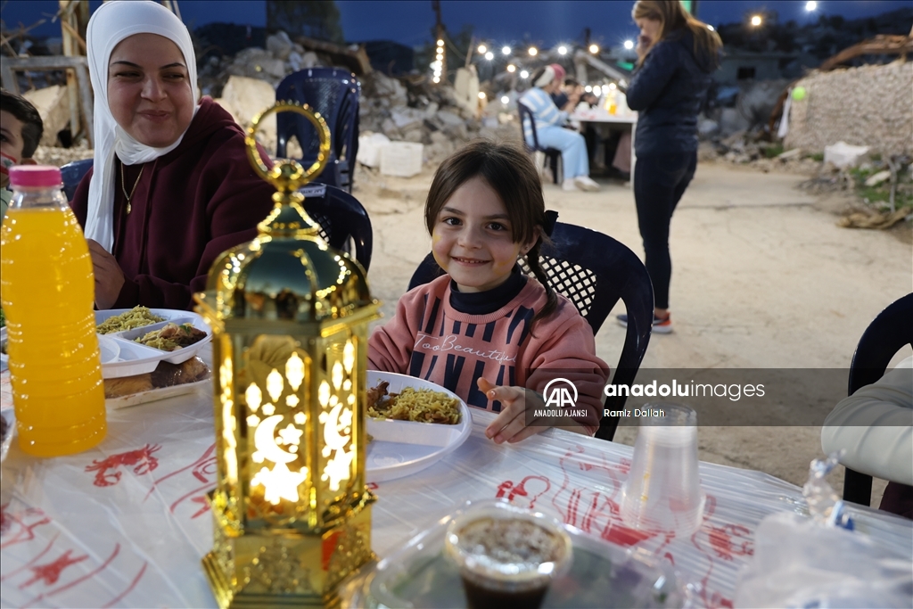 Lübnanlılar, İsrail saldırılarında yıkılan evlerinin enkazı arasında toplu iftarda buluştu