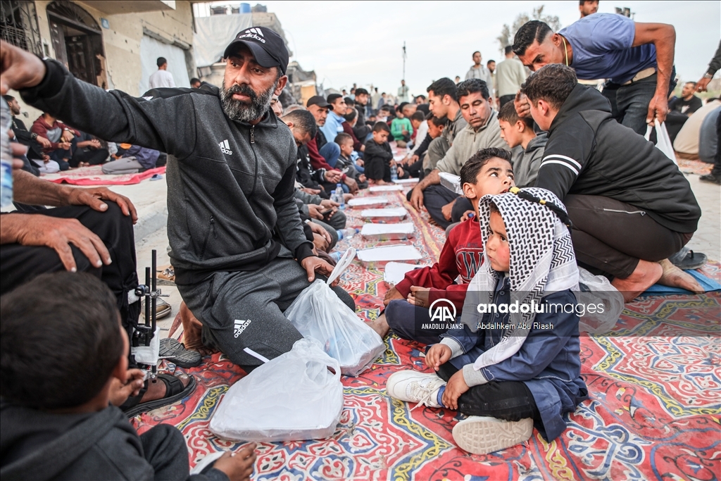 Gazze’de yıkıntılar arasında toplu iftar