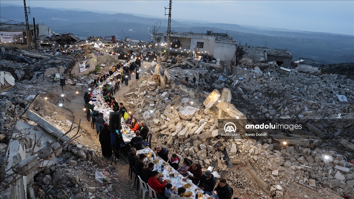 Lübnanlılar, İsrail saldırılarında yıkılan evlerinin enkazı arasında toplu iftarda buluştu