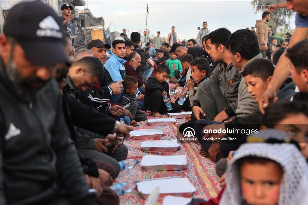 Gazze’de yıkıntılar arasında toplu iftar