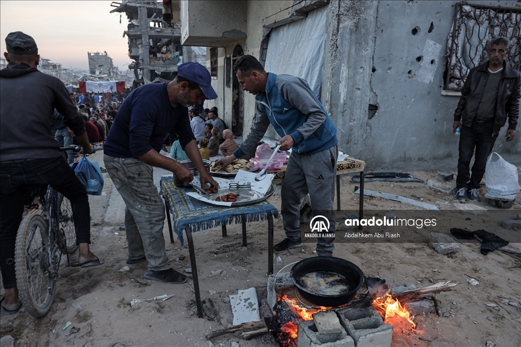 Gazze’de yıkıntılar arasında toplu iftar