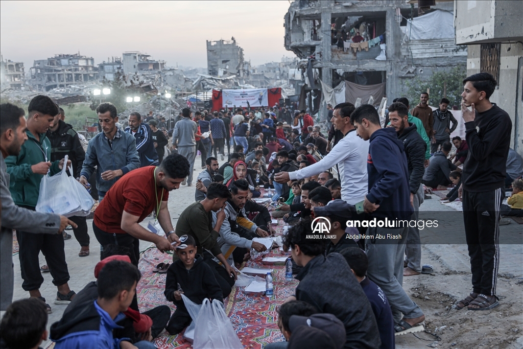 Gazze’de yıkıntılar arasında toplu iftar